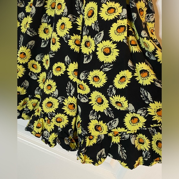 Girl’s Shorts Romper Sunflower - Picture 4 of 4